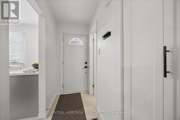 Living room - 105 - 701 Burnhamthorpe Road, Toronto, ON M9C2Z6 Photo 4