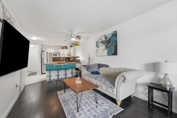 105 1153 Vidal Street, White Rock, BC V4B3T4 Photo 4