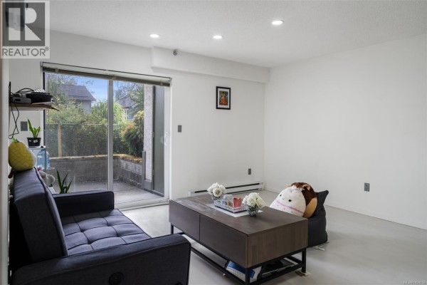 Living room - 105 2757 Quadra St, Victoria, BC V8T4E5 Photo 5