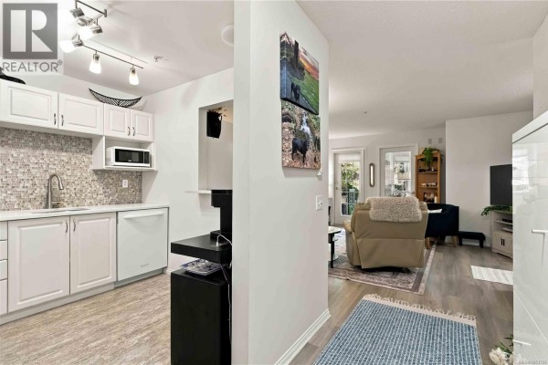 Living room - 105 290 Island Hwy, View Royal, BC V9B1G5 Photo 4