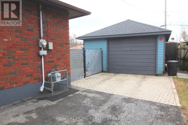 Bedroom 2 - 105 Glenwood Parkway, Welland, ON L3B5M7 Photo 4