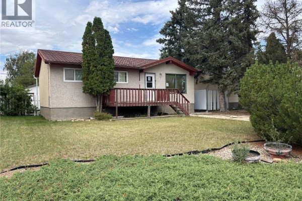 Living room - 105 Griffin Street, Maple Creek, SK S0N1N0 Photo 2