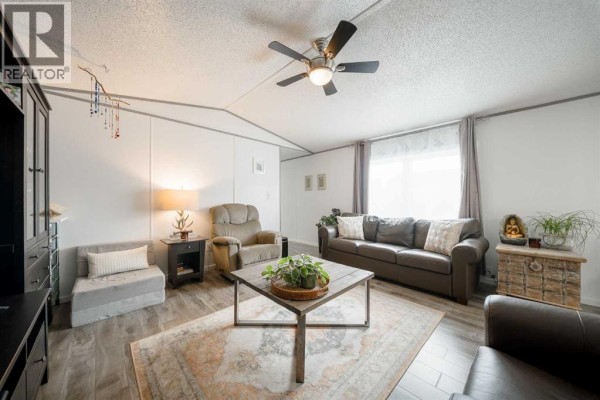 Living room - 105 Heritage Drive, Okotoks, AB T1S1M4 Photo 3