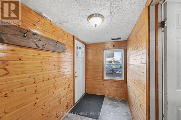 Mud room - 105 Neilson Street, Mcnab/braeside, ON K7S3G3 Photo 4