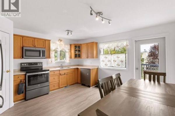 Kitchen - 105 Pueblo Crescent, Whitehorse, YT Y1A6V3 Photo 5
