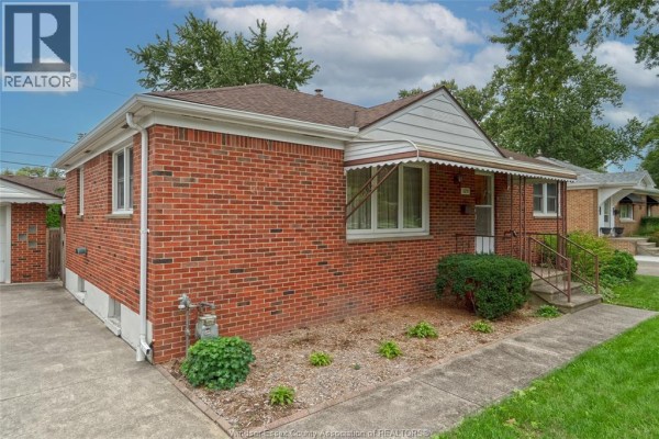 Laundry room - 1051 Grand Marais Road West, Windsor, ON N9E1C2 Photo 4