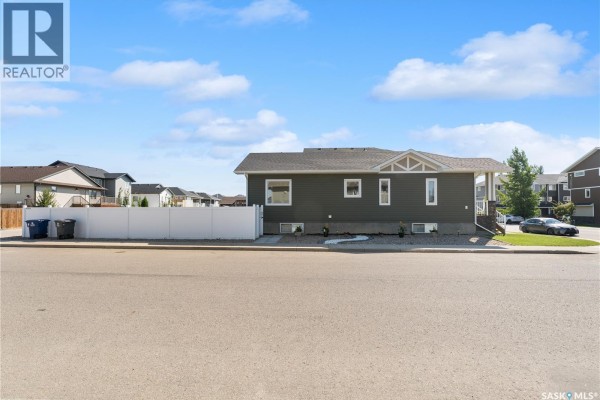 Kitchen - 1051 Parr Hill Drive, Martensville, SK S0K2T1 Photo 4