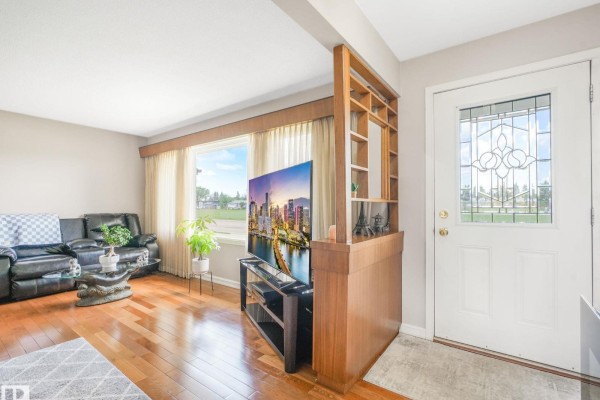 Family room - 10527 134a Av Nw, Edmonton, AB T5E1M1 Photo 4