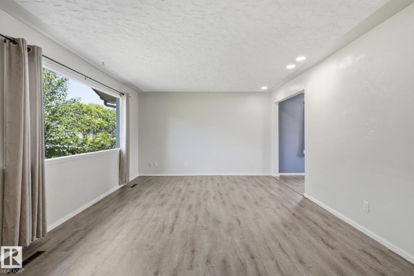 Family room - 10527 137 Av Nw, Edmonton, AB T5E1Z1 Photo 3