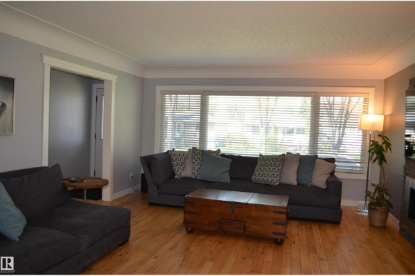 10527 81 St Nw, Edmonton, AB, photo 3