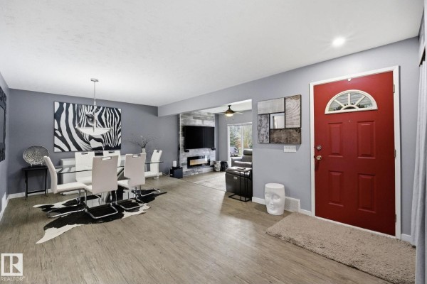 Family room - 10528 45 St Nw Nw, Edmonton, AB T6A1X5 Photo 4