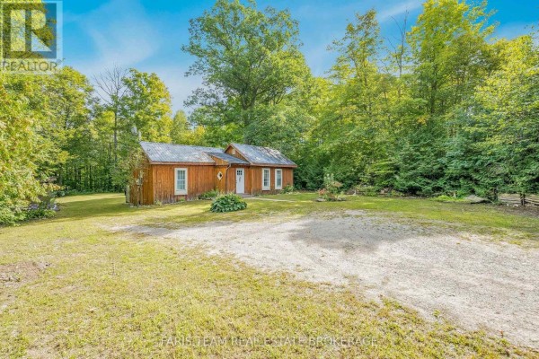 Primary Bedroom - 10551 Highway 12, Oro Medonte, ON L0K1E0 Photo 3
