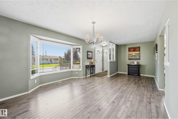 Family room - 10552 45 St Nw, Edmonton, AB T6A1X5 Photo 4