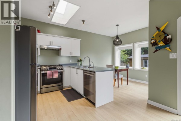 Ensuite - 1056 Holly Park Rd, Central Saanich, BC V8M2H1 Photo 4