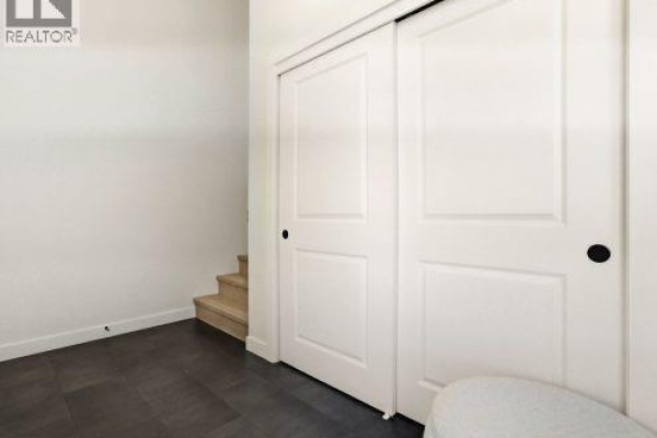 Living room - 1056 West Park Boulevard, Moose Jaw, SK S6J0E6 Photo 3