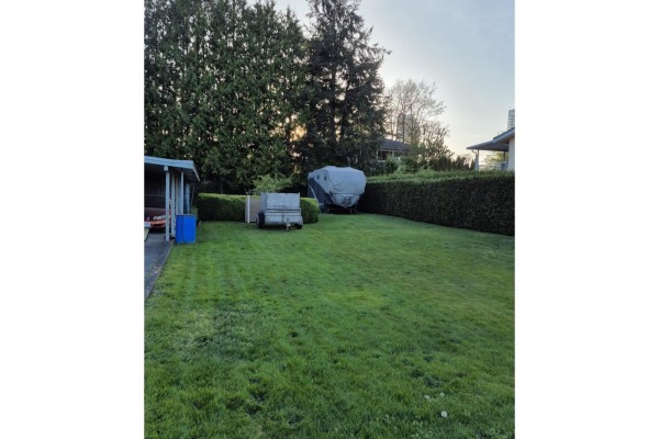 10587 138a Street, Surrey, BC V3T4L2 Photo 2