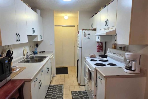 Primary Bedroom - 105a, 5611 10 Avenue, Edson, AB T7E1R4 Photo 5