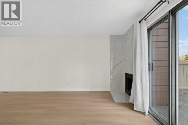 Living room - 106, 5404 10 Avenue Se, Calgary, AB T2A5G4 Photo 4