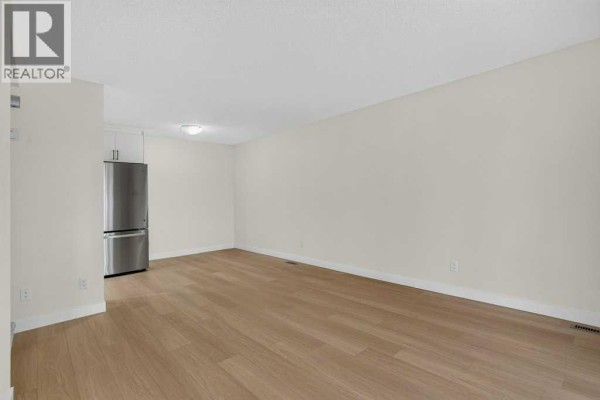 4pc Bathroom - 106, 5404 10 Avenue Se, Calgary, AB T2A5G4 Photo 5