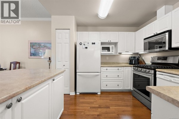 Laundry room - 106 1110 Willow St, Saanich, BC V8X3K2 Photo 4