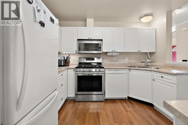 Bedroom - 106 1110 Willow St, Saanich, BC V8X3K2 Photo 5