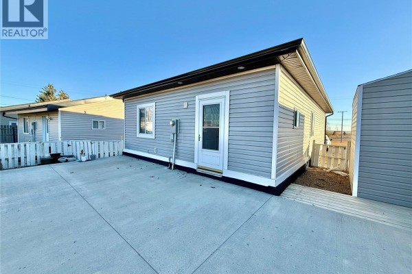 Living room - 106 7th Street W, Kindersley, SK S0L1S0 Photo 3