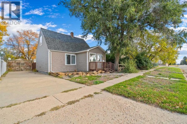 106 8 Avenue W, Bow Island