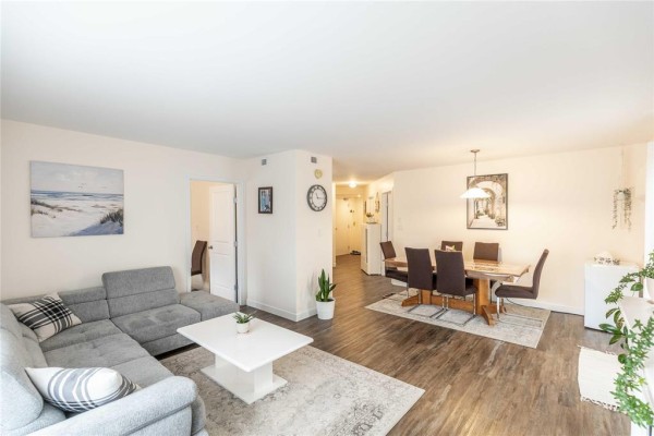 Living room - 106 8 Brighton Lane, Steinbach, MB R5G0X6 Photo 3