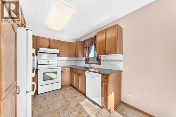 Primary Bedroom - 106 Elizabeth Way Se, Airdrie, AB T4B2H6 Photo 5