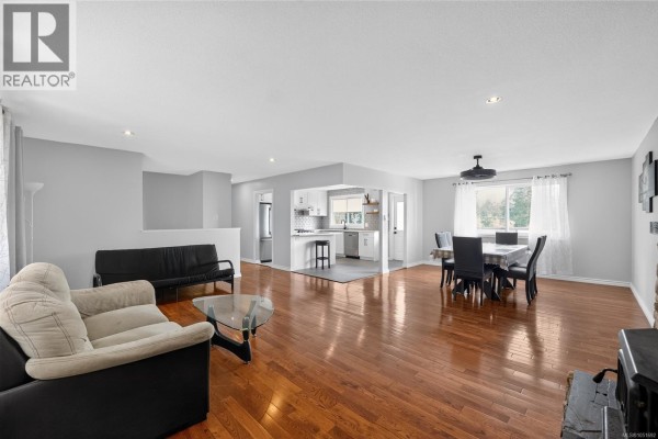 Living room - 106 Emery Way, Nanaimo, BC V9R2A8 Photo 4