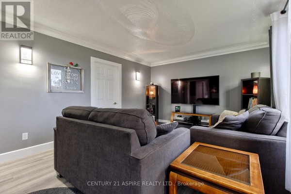 106 Forest Lea Road, Laurentian Valley, ON K8A7B8 Photo 5