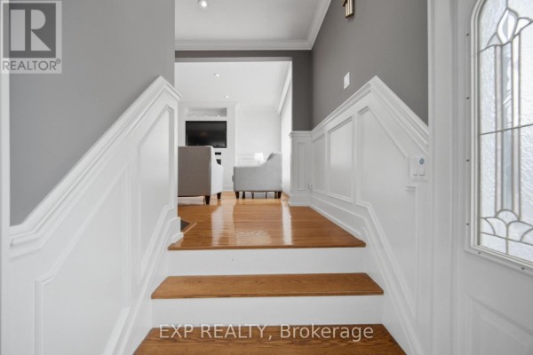 Living room - 106 Hanson Road, Mississauga, ON L5B2E4 Photo 5