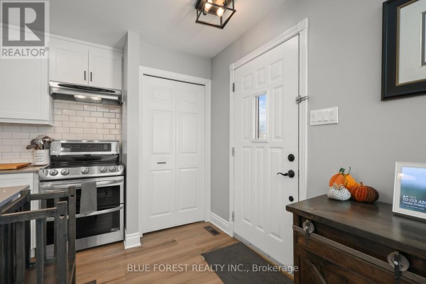 Bedroom 3 - 106 Harold Ct Court, Lucan Biddulph, ON N0M2J0 Photo 5