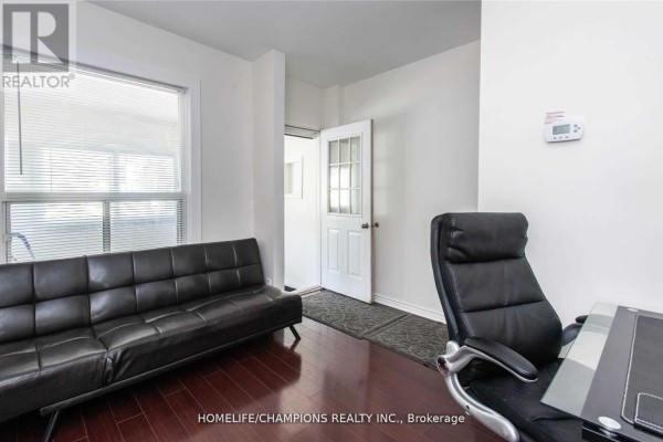 Kitchen - 106 Lamb Avenue, Toronto, ON M4J4M6 Photo 2