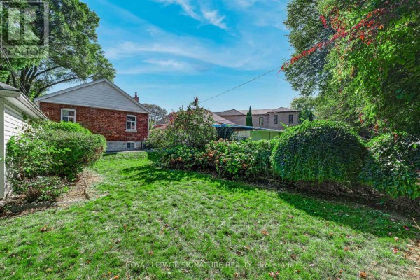 Kitchen - 106 Meighen Avenue, Toronto, ON M4B2H7 Photo 3