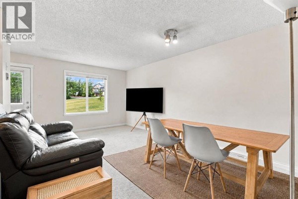 Living room - 106 Panamount Drive Nw, Calgary, AB T3K6K3 Photo 4