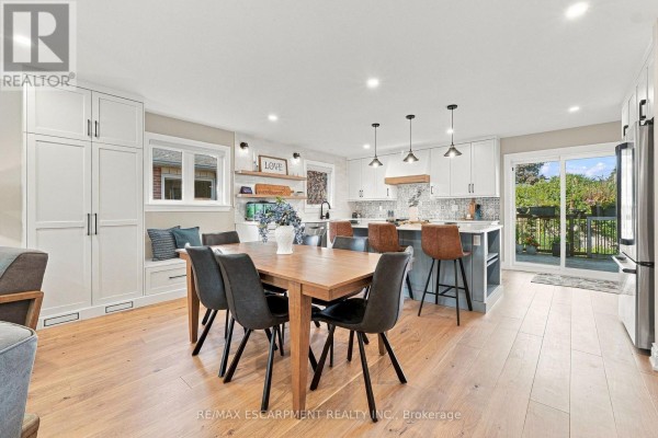 Eat in kitchen - 1060 Dowland Crescent, Burlington, ON L7T4C8 Photo 5