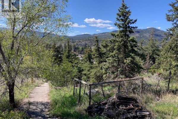 10608 Cedar Avenue, Summerland, BC V0H1Z2 Photo 3