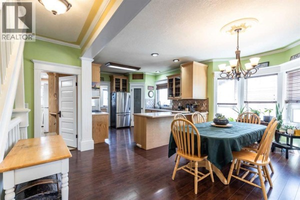 Living room - 1061 Ross Street Se, Medicine Hat, AB T1A0Y2 Photo 4