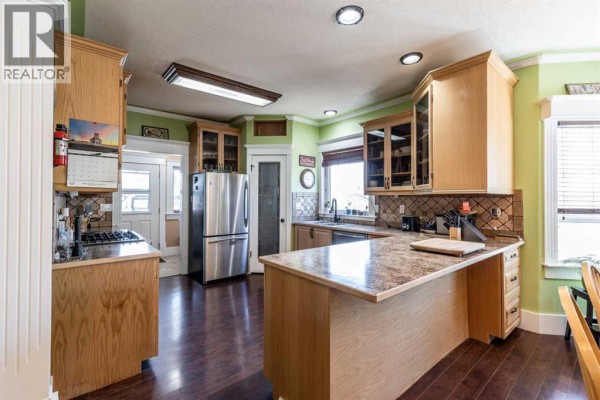 Dining room - 1061 Ross Street Se, Medicine Hat, AB T1A0Y2 Photo 5