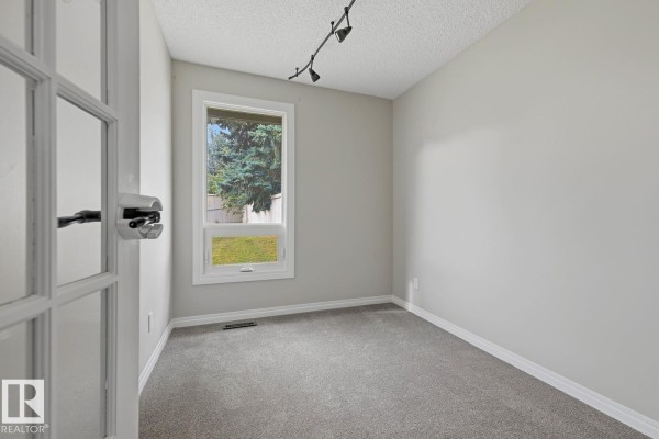 Kitchen - 10621 Beaumaris Rd Nw, Edmonton, AB T5X5J5 Photo 3