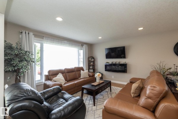Family room - 10623 75 St Nw, Edmonton, AB T6A2Z8 Photo 4