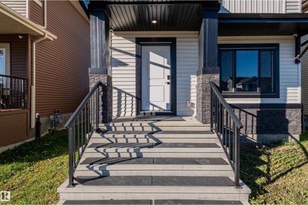 Primary Bedroom - 10624 98 St, Morinville, AB T8R2P2 Photo 5