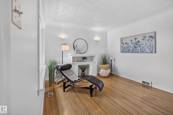 Family room - 10640 79 St Nw, Edmonton, AB T6A3H4 Photo 4