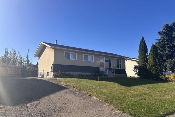 Kitchen - 10647 106 St, Westlock, AB T7P1J6 Photo 3
