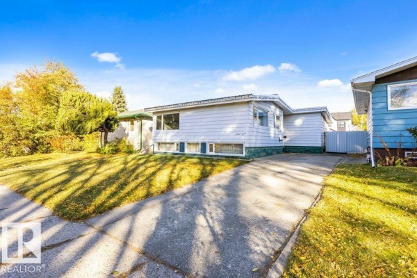 Primary Bedroom - 10651 80 St Nw, Edmonton, AB T6A3J9 Photo 3