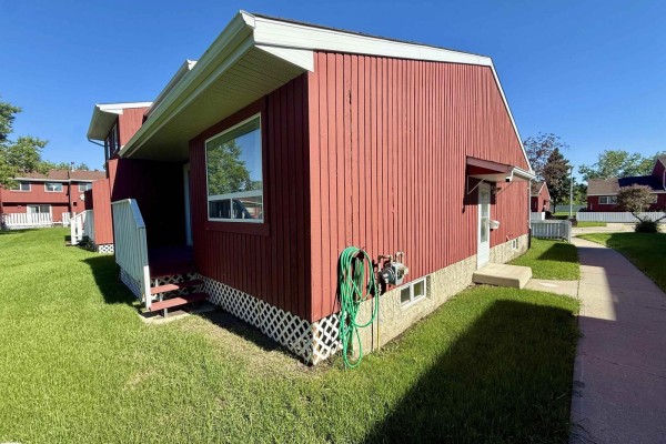 Kitchen - 10654 Beaumaris Rd Nw, Edmonton, AB T5X3N4 Photo 3