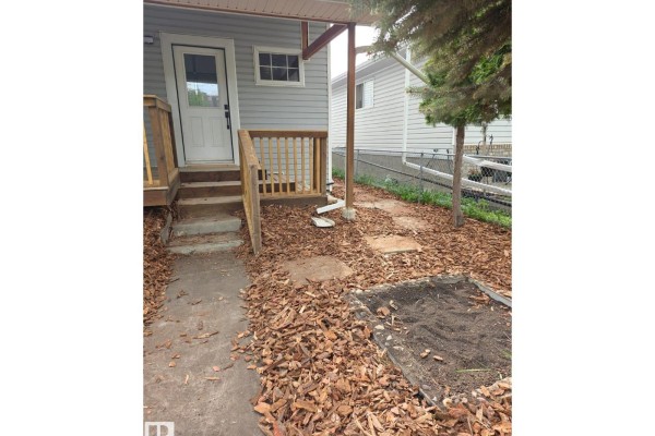 Primary Bedroom - 10656 93 St Nw, Edmonton, AB T5H1X9 Photo 4