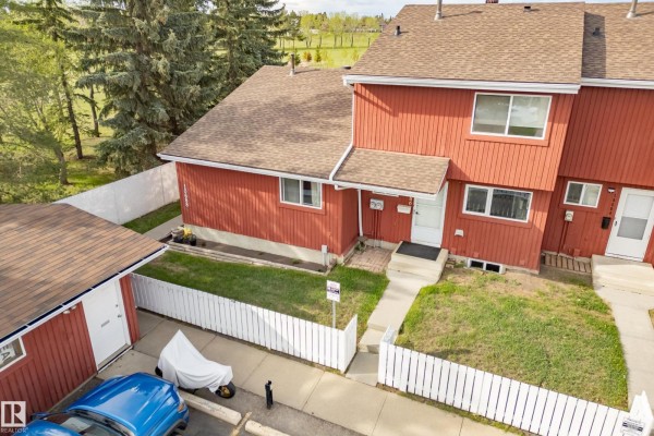 Kitchen - 10688 Beaumaris Rd Nw, Edmonton, AB T5X3N4 Photo 3