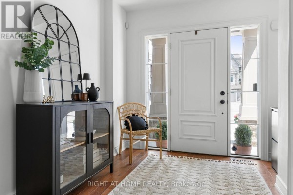 Foyer - 1068a Shaw Drive, Mississauga, ON L5G3Z4 Photo 3